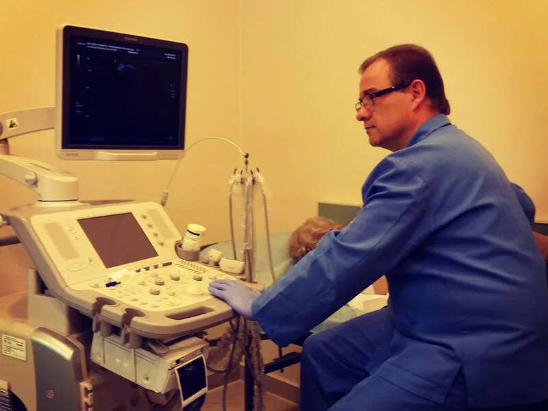 Dr Krzysztof Sobczyk w gabinecie